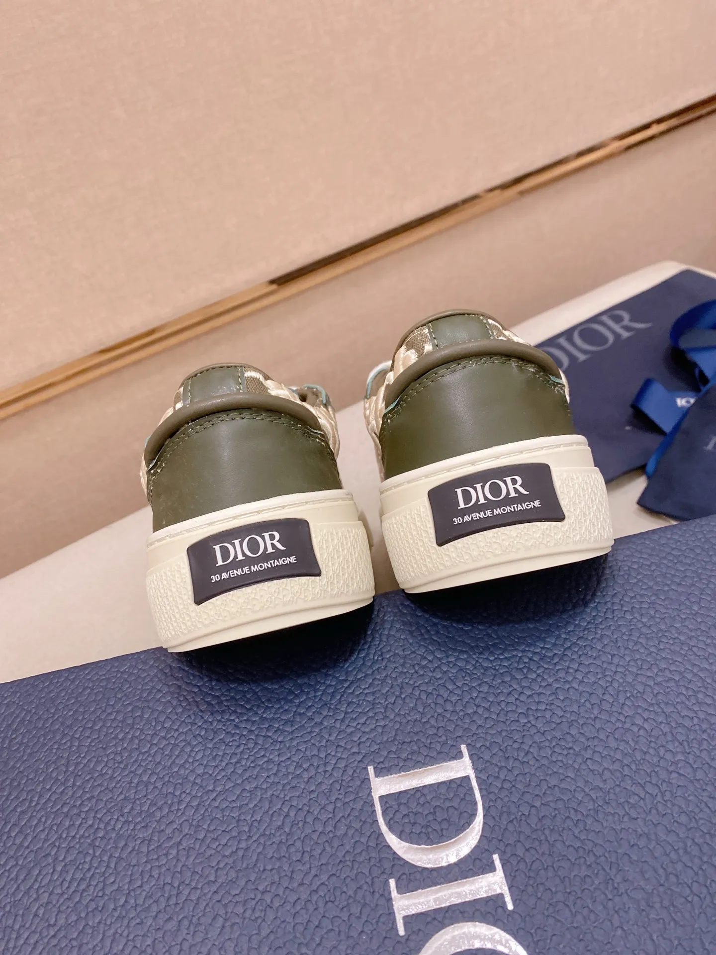 Factory price: 300 Men's shoes 💰[Dior·Dior] Top 🔍Couple style 💏🔍New casual sports style couple shoes, new four-season design, perfect workmanship, lace-up lazy style to create cabinet quality, upper: imported first-layer cowhide, sheepskin lining is soft and comfortable, ultra-light TPU wear-resistant outsole, simple, versatile fashion men's shoes, excellent color code number 35--44